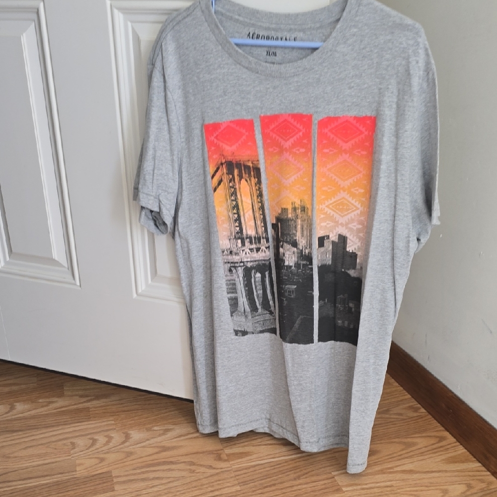 Aeropostale Gray Tee with Orange and Black Graphic